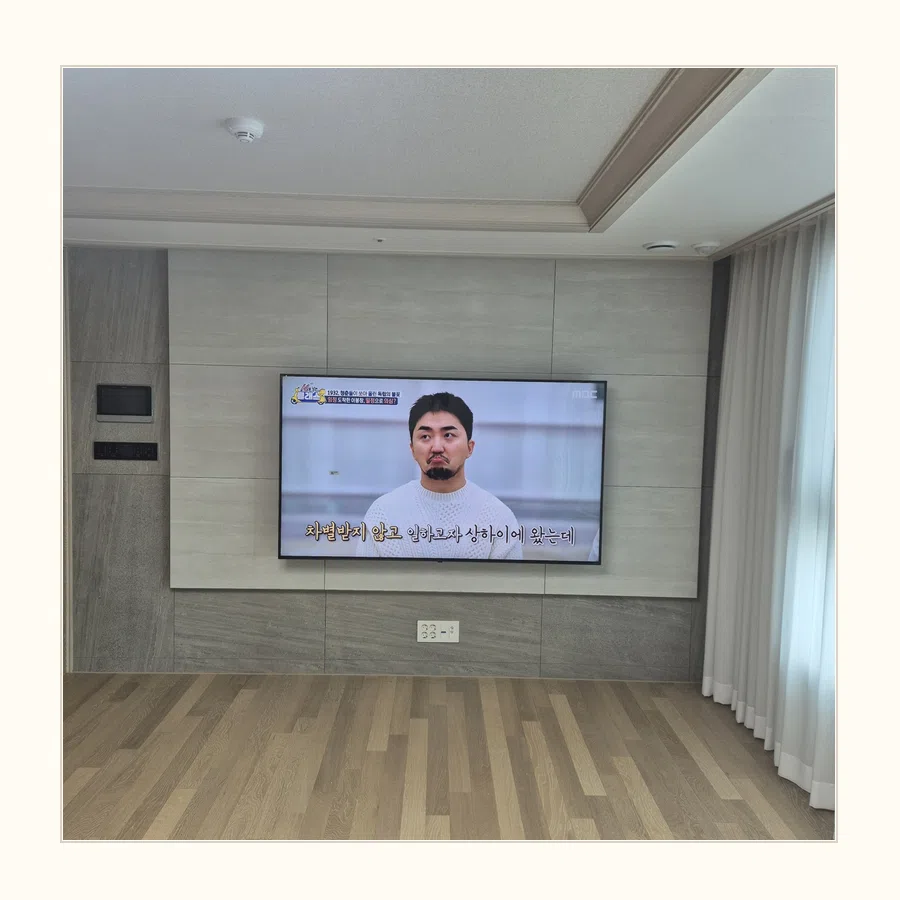 동대문구 벽걸이TV 설치 참고 장면 - 브라켓 흔들림과 지지력