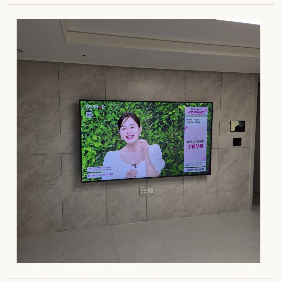 파주시 벽걸이TV 설치 참고 장면 - TV 반매립 구조