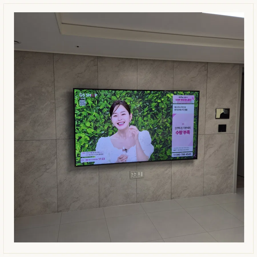 영종 벽걸이TV 설치 참고 장면 - TV 반매립 구조